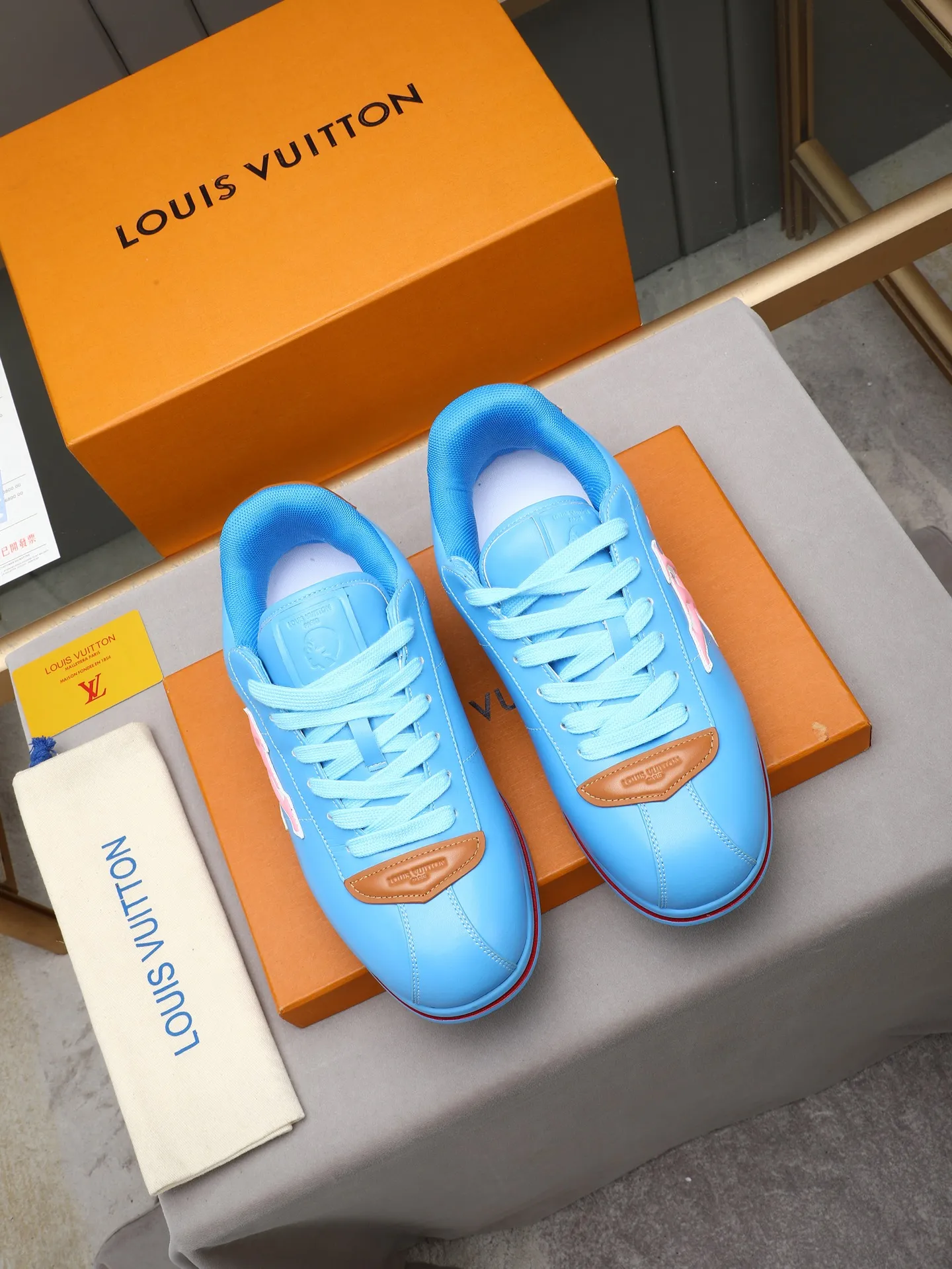 PP560 LV Louis Vuitton L Jialu Brand Runner Tatic Series Thick-soled Casual Sports Shoes Running Shoes Original purchase, development and production This LV Runner Tatic sports shoe combines technical materials such as mesh fabric and ribbons to interpret the inspiration of traditional mountaineering shoes. LV letters are written on one side, the lariat buckle of the quick lacing system is embellished with Monogram flowers and Louis Vuitton logos, and the light and wear-resistant rubber outsole completes the whole. ▪️Fabric: Original imported cowhide + mesh ▪️Inner lining: Original customized breathable mesh ▪️Sole: Original open-molded anti-slip rubber combination material ▪️Size: Men's 38-44 (customized for 45 and 46)